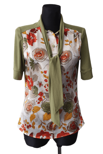 Hanna Bieńkowska kolekcja casual bluzki na co dzień - elegancka i wyjątkowa bluzka damska koszulowa, wiązana pod szyją, krótki rękaw, z przodu jedwab drukowany, plecy i rękaw z dzianiny wiskozowej, kolor oliwka, na lato, dla druhny, na wesele, chrzest, komunię, design, wyjątkowa, niepowtarzalna