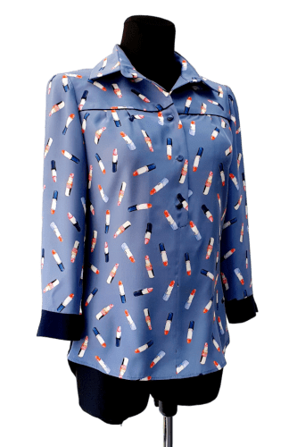 Hanna Bieńkowska kolekcja casual bluzki na co dzień - elegancka i wyjątkowa bluzka damska koszulowa, kołnierz na stójce,  rękaw długi, przód i rękaw jedwab drukowany w szminki, plecy z dzianiny wiskozowej, kolor granatowy, na lato, dla druhny, na wesele, chrzest, komunię, design, 	wyjątkowa, niepowtarzalna
