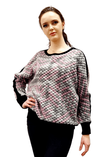 Hanna Bieńkowska kolekcja casual bluzki na co dzień - elegancka i wyjątkowa bluzka damska kimonowa, sweter, ściągacze, pod szyję, wełniana, miękka, styl sportowy, kolor różowo-szary, design, wyjątkowa, niepowtarzalna
