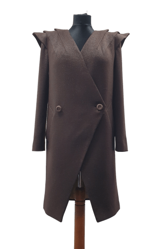 Hanna Bieńkowska kolekcja płaszcze i żakiety - elegancki i niepowtarzalny o wyjątkowym designie płaszcz damski krótki, wizytowy, pudełkowy, dwurzędowe zapięcie, wełniany z błyszczącą nitką, brązowy, z kieszeniami w ramce, rękawy długie proste