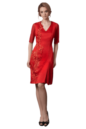 Hanna Bieńkowska kolekcja suknie wieczorowe krótkie - wyjątkowa i elegancka suknia wieczorowa krótka na komunię - ołówkowa, taliowana, dekolt V, krepa jedwabna z aplikacją, dla druhny, mamy panny młodej - czerwona