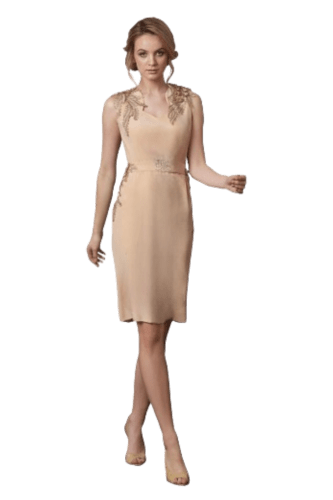Hanna Bieńkowska kolekcja suknie wieczorowe krótkie - niepowtarzalna i unikatowa sukienka na imprezę - dekolt V, ołówkowa, krepa jedwabna ze złotą aplikacją, na chrzest, na studniówkę, dla druhny, mamy panny młodej - beżowa