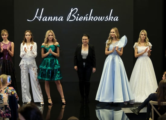 Pokazy kolekcji sukien okazjonalnych szytych na miarę w Pracowni Usług Krawieckich Atelier Mody Hanny Bieńkowskiej - Piaseczno - Warszawa